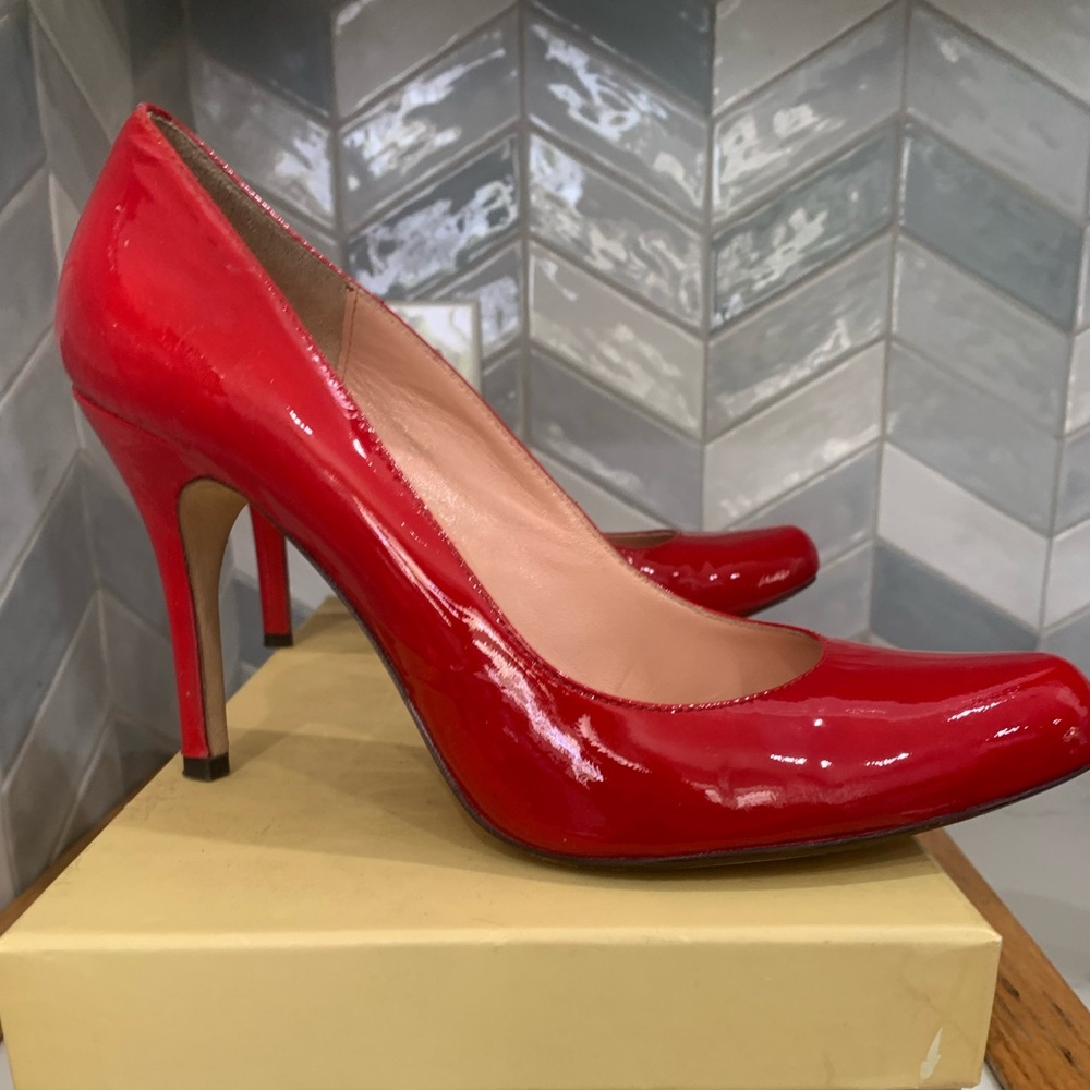 MAX STUDIO red patent Marais pumps 7.5